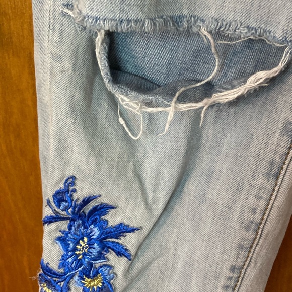 Light wash jeans with flower patches Ashley Mason - Picture 4 of 6